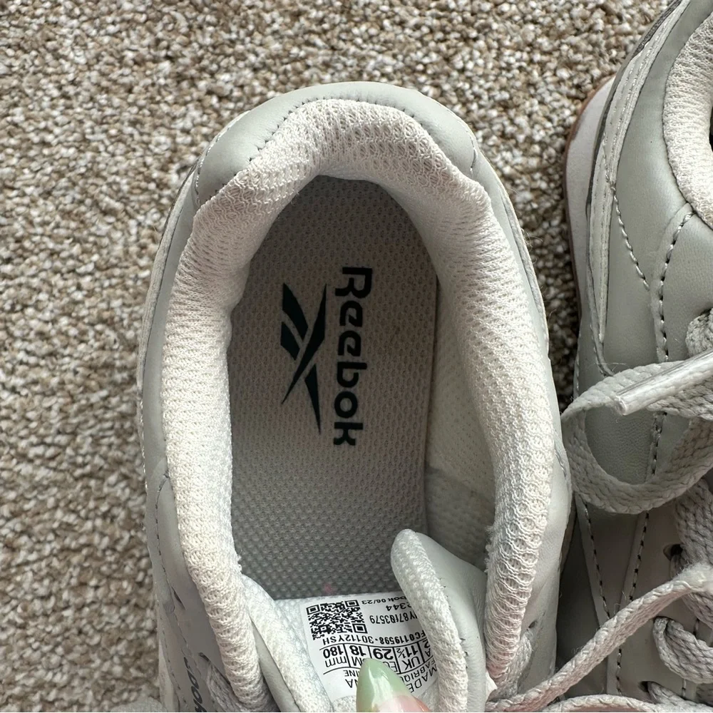 Kids Reebok Sneakers/ Tennis shoes - Picture 5 of 8
